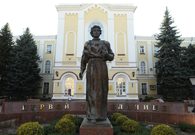 #день_в_истории 5 октября в 2006 году в Ставрополе установлен постамент памятника Первая учительница по улице Пушкина.