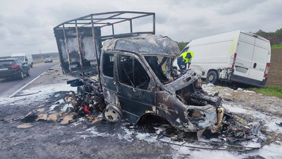 Грузовик загорелся после столкновения с тремя легковушками в Георгиевском округе