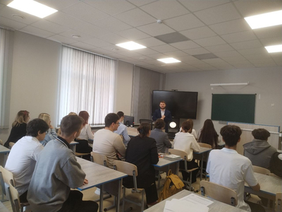 Еще в одной школе Ставрополя минпром провел Урок цифры на тему ИИ-агентов