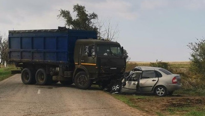 Три человека пострадали при столкновении грузовика и легковушки на Ставрополье
