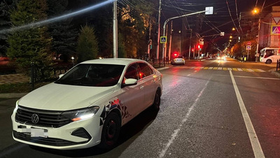 В Ставрополе иномарка сбила 16-летнюю девушку, шедшую по зебре на зелёный свет