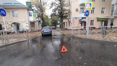 Электросамокатчик не спешился на зебре и попал под колёса машины на Ставрополье