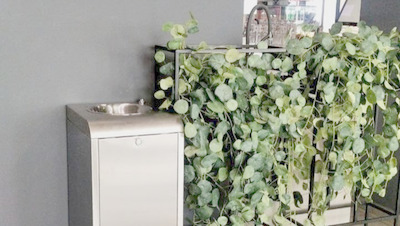 Питьевой фонтанчик с тройной фильтрацией воды установили в аэропорту Ставрополя