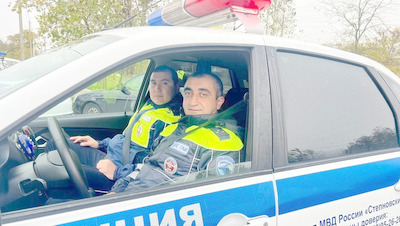 Сотрудники ГАИ помогли потушить пожар в ставропольском селе