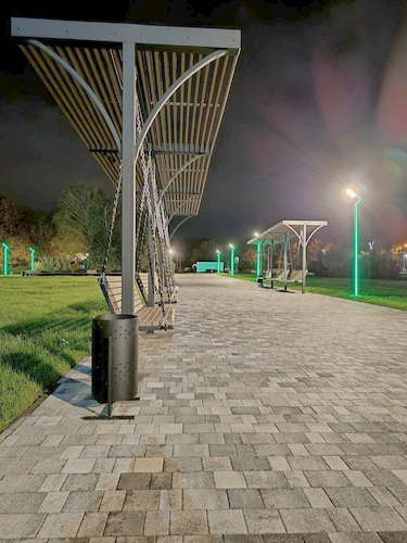 Яркий осенний вечер в обновленном сквере у завода «Нептун», проспект Кулакова