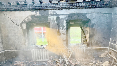 Заброшенный дом загорелся в селе Благодатном на Ставрополье