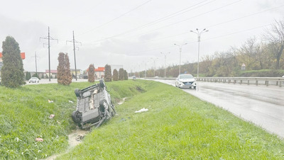 В Пятигорске в перевернувшемся автомобиле пострадала водитель