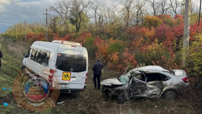 В Минераловодском округе в автобус, перевозивший 18 детей, врезалась легковушка