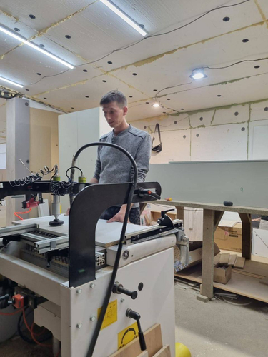 Многодетный отец из Минераловодского округа развивает мебельное производство с помощью соцконтракта