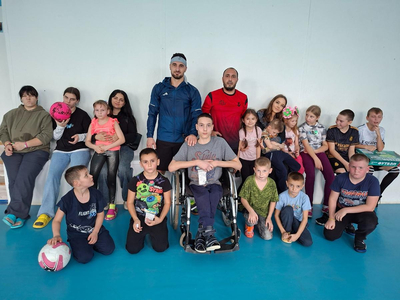 Спортсмены, волонтёры и журналисты Ставрополя передали подарки в детский дом