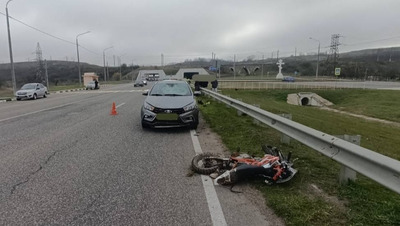 На Ставрополье 13-летний мальчик на питбайке врезался в «Ладу Весту»