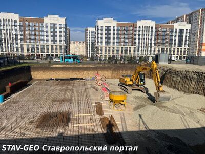 В Ставрополе, у стен Свято-Владимирского собора, продолжается строительство православной казачьей гимназии.