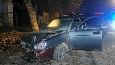 Подросток угнал соседскую машину в Кировском округе и врезался в столб