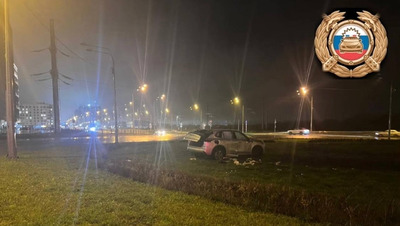 В Ставрополе автомобиль врезался в бордюр и перевернулся