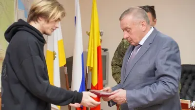 Сын погибшего на СВО жителя Ставрополья получил его орден Мужества в Арзгире