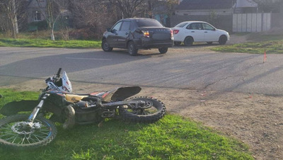 В Георгиевске мужчина на легковушке столкнулся с несовершеннолетним байкером