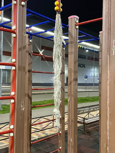 Вандализма на детских площадках, расположенных вдоль аллеи по улице Ишкова.