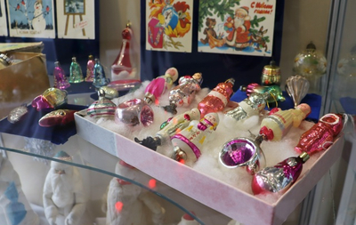 Праздничная выставка, где посетители познакомятся с ёлочными игрушками, новогодними украшениями и праздничными атрибутами разных эпох.