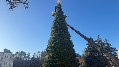 Установка главной новогодней ёлки завершается в Кисловодске