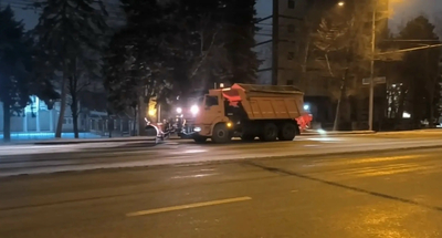 Коммунальные службы Ставрополя провели масштабную работу по очистке улиц и обработке дорог противогололедными материалами в ночь с 14 на 15