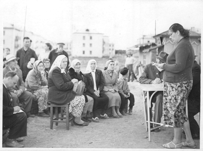 Отчет депутата перед избирателями в одном из новых городских микрорайонов. Ставрополь, 1962 год.