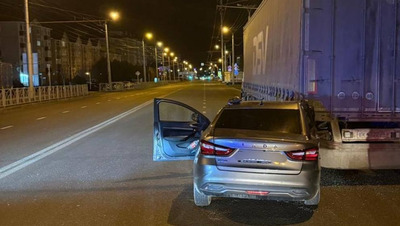 Парень попал в больницу, въехав в КамАЗ на краю дороги ночью в Ставрополе