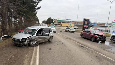 Водитель иномарки спровоцировал тройное ДТП под Ессентуками, есть пострадавшая