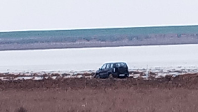 Ставропольские спасатели вытащили автомобиль из солончака у озера Маныч