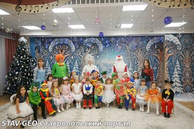 Детский сад №31 К ребятам из средних групп на утренник прилетел самый долгожданный, самый весёлый гость — Карлсон, который живёт на крыше!