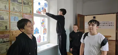 МБОУ СОШ 7 с. Пелагиада прошла замечательная акция Новогодние окна. В ней приняли участие ученики 5–10 классов