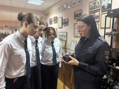 В Минеральных Водах полицейские провели для кадетов профильного класса полиции экскурсию в окружной отдел внутренних дел