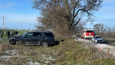 Иномарка не вписалась в T-образный перекрёсток и вылетела в поле на Ставрополье