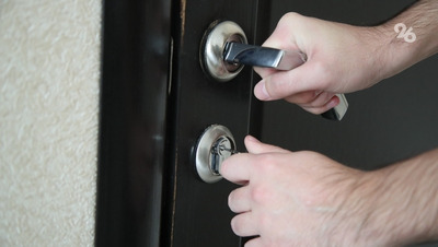 Квартиру вскрыли в Кисловодске из-за затопления Пенсионного фонда