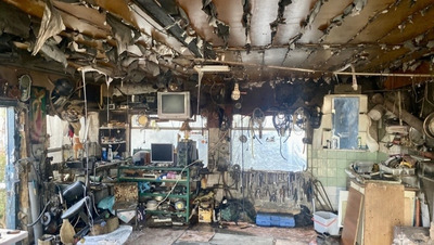 При пожаре в гараже на Ставрополье пострадили два человека и сгорела машина