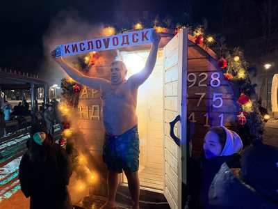 В Кисловодске на Крещение не только купаются, но и варятся в горячем чане