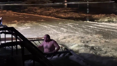 Мэр Невинномысска окунулся в Кубань на Крещение вместе с земляками