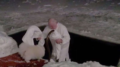 Александр Лукашенко принял участие в традиционном крещенском купании в проруби