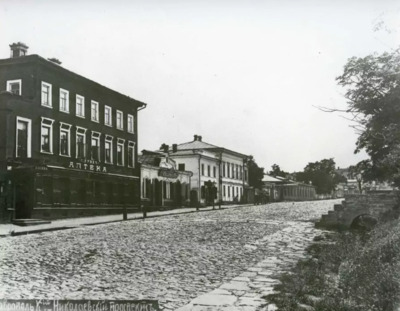 Отчий дом Шуанет, супруги Шамиля. Красная аптека - Просп. Карла Маркса, 88