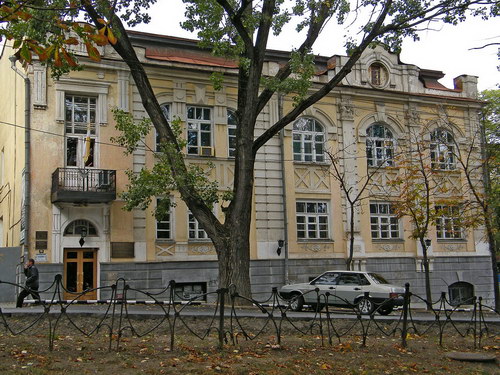 Восточный корпус торговых рядов и Мещанская управа в Ставрополе