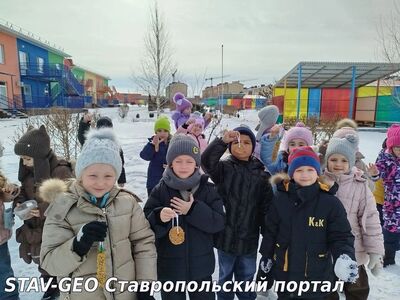 Детский сад №34 Воспитанники подготовительной группы №17 заботятся о птицах: вместе с родителями сделали кормушки