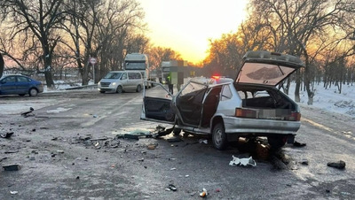 В Будённовском округе грузовик протаранил ВАЗ — два человека в больнице