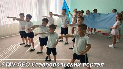 Детский сад №34 на занятиях по хореографии в подготовительных группах воспитанники разучивают танец ВДВ