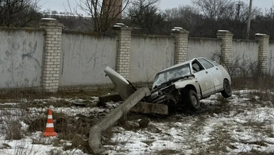 Пьяная автомобилистка-бесправница протаранила опору ЛЭП на трассе Ставрополья