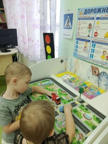 Детский сад №34 Воспитанники второй младшей группы №13 продолжают знакомиться с правилами дорожного движения и сигналами светофора