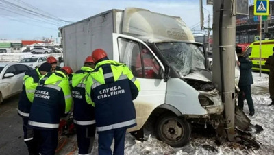 В Ставрополе водитель «ГАЗа» протаранил столб
