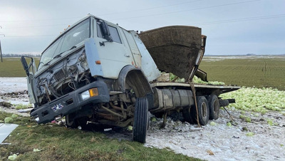 КамАЗ с капустой съехал с дороги в Апанасенковском округе