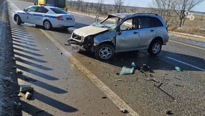 Бесправник на иномарке влетел в бетонное ограждение на подъезде к Ставрополю