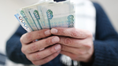 Иностранец в аэропорту Минвод за 8 тыс. взятки пытался избежать выдворения