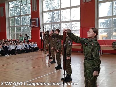 Курсанты ВПК «Беркут» устроили показ для учеников школы №6 в Донском