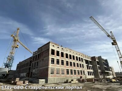 В Ставрополе продолжается строительство школы на 1550 мест на ул. Андрея Голуба. Завершить объект планируется в 2027 году.